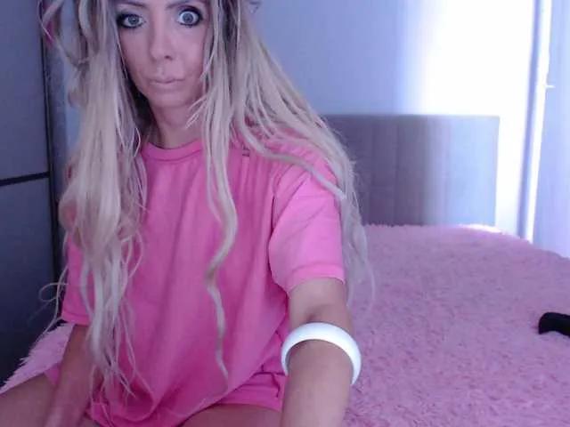 blondalina on BongaCams