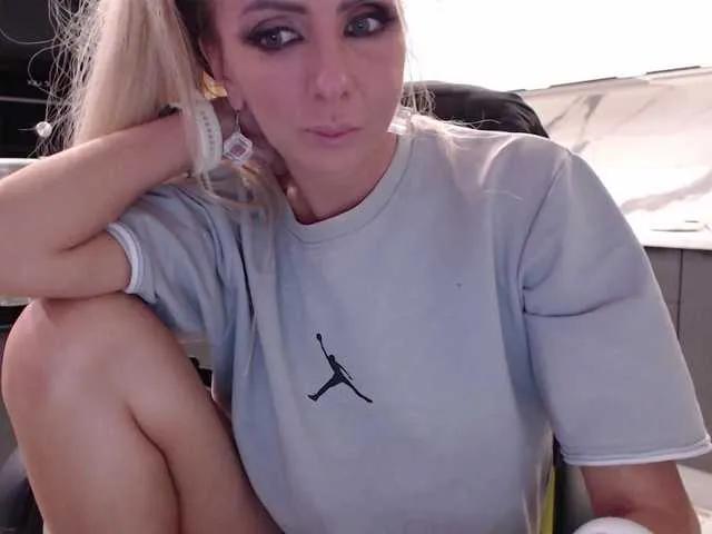 blondalina on BongaCams