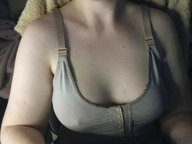 Offline CreamyWoman on BongaCams