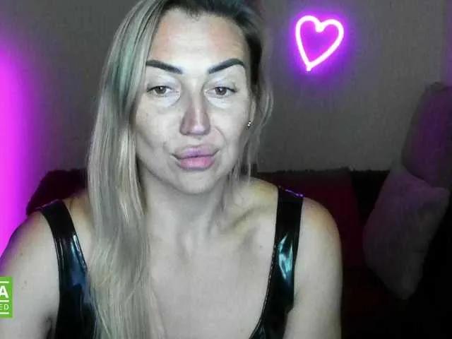 Offline Jullyblondkiss on BongaCams