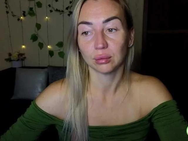 Offline Jullyblondkiss on BongaCams