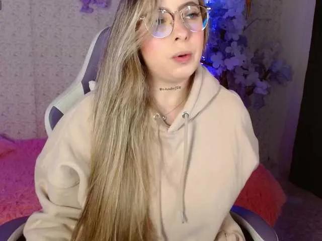 NaomiFox1 on BongaCams