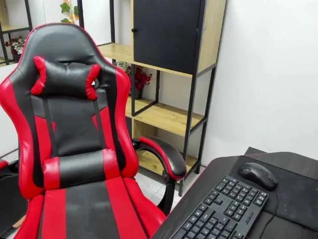 Offline YaluzNaugthy on BongaCams