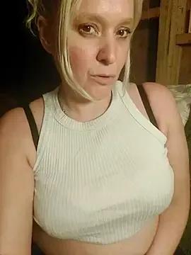 Bouncy-Bella28X on StripChat
