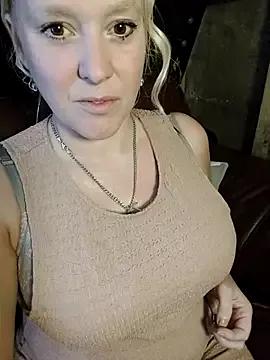 Bouncy-Bella28X on StripChat