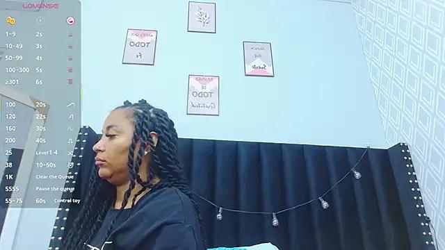 colombiamommy on StripChat