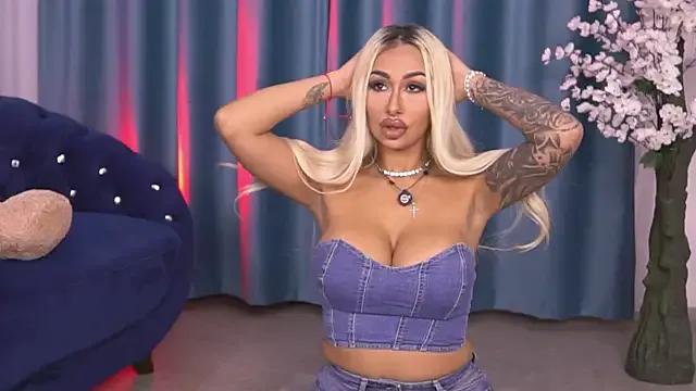 GoldenAmber on StripChat