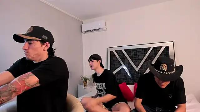 Handsomeboyss19 on StripChat