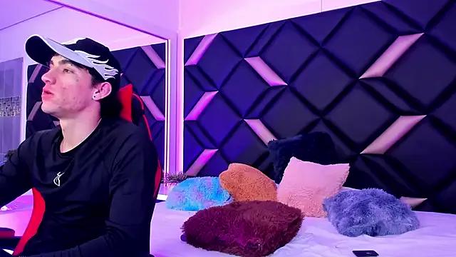 Handsomeboyss19 on StripChat