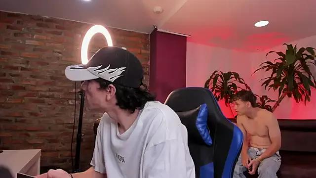 Handsomeboyss19 on StripChat