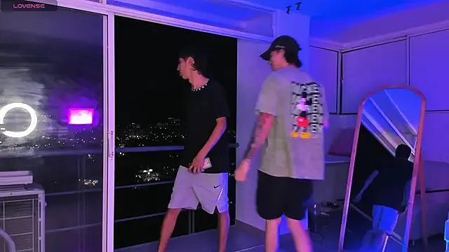 Handsomeboyss19 on StripChat