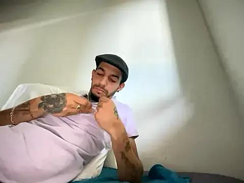 Freechat Rebeu313 on StripChat