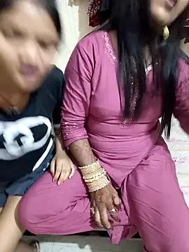 Freechat Unique_MomandDaughterrs on StripChat