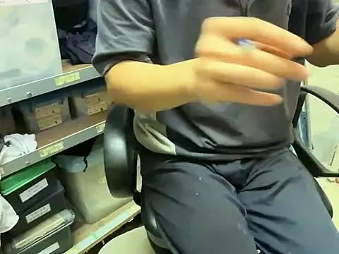 Weakofficeworker on StripChat