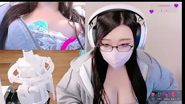 Group yukinko_o_ on StripChat